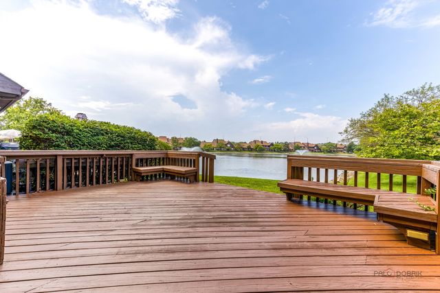 704 Picardy Circle, Northbrook, IL 60062