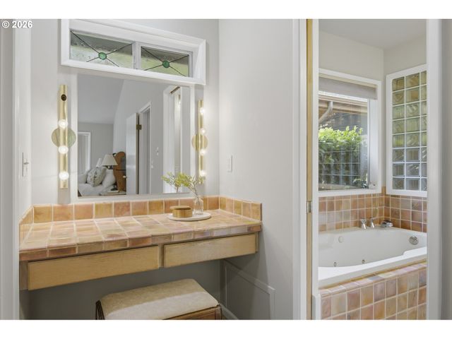 12208 Sw 34TH Ave, Portland, OR 97219