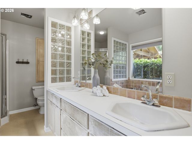 12208 Sw 34TH Ave, Portland, OR 97219
