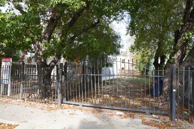 94 Lewis St., San Antonio, TX 78212