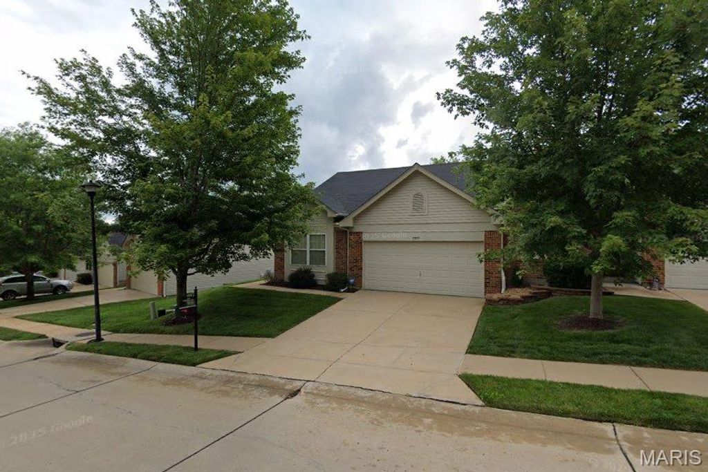7250 Tournament Dr Drive, Oakville, MO 63129