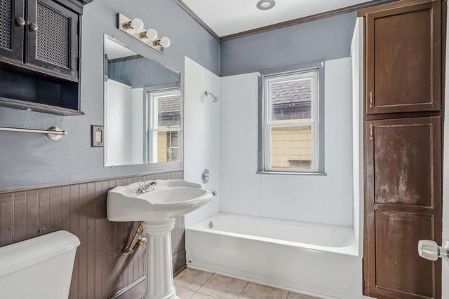 4722 W Garfield AVENUE, Milwaukee, WI 53208