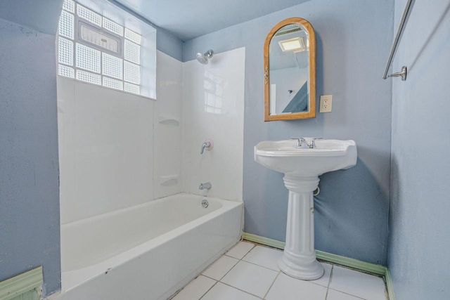 4722 W Garfield AVENUE, Milwaukee, WI 53208