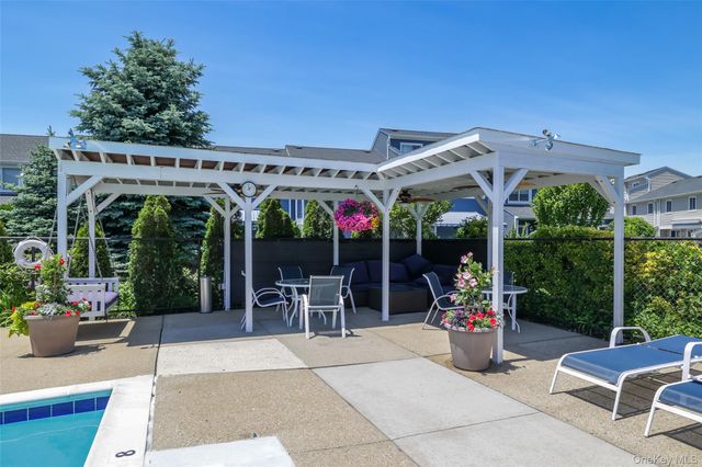 100 Baker Court 22, Island Park, NY 11558