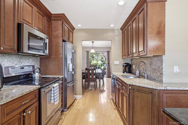 100 Baker Court 22, Island Park, NY 11558