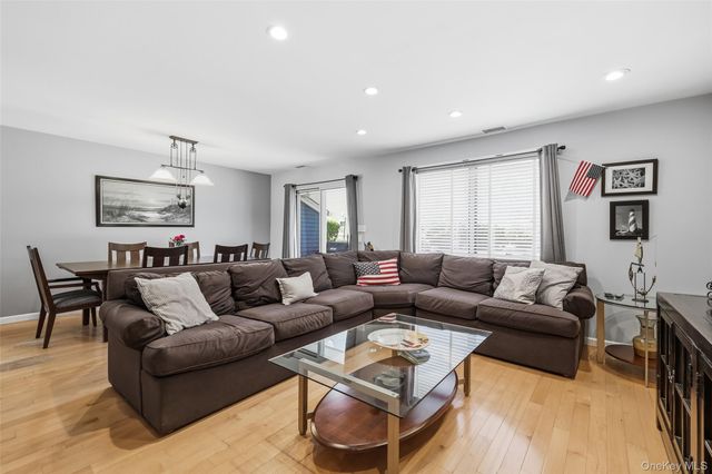 100 Baker Court 22, Island Park, NY 11558