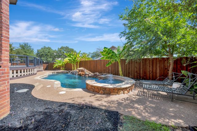 956 Water Oak Drive, Grapevine, TX 76051