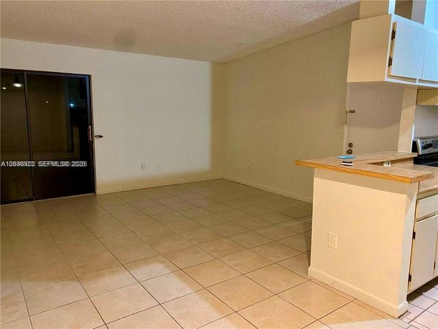 809 NE 199th St 206-7, Miami, FL 33179
