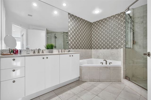 901 Brickell Key Blvd 1807, Miami, FL 33131