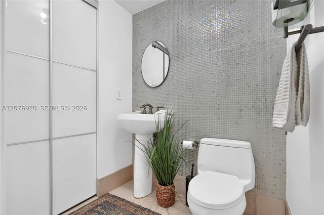 901 Brickell Key Blvd 1807, Miami, FL 33131