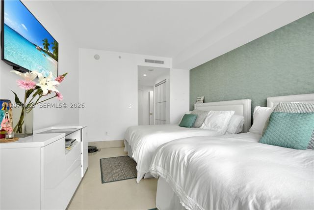 901 Brickell Key Blvd 1807, Miami, FL 33131