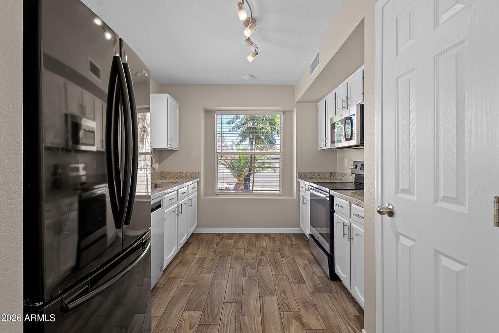 Image 11 of property listing at 2916 E AMBER RIDGE Way, Phoenix, AZ 85048