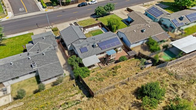 1699 W J St, Oakdale, CA 95361