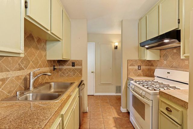 1699 W J St, Oakdale, CA 95361