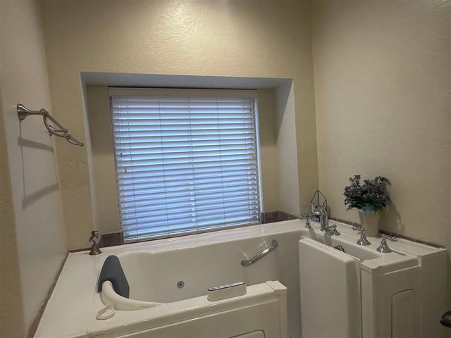 3704 NE Cypress Ln, Lawton, OK 73505