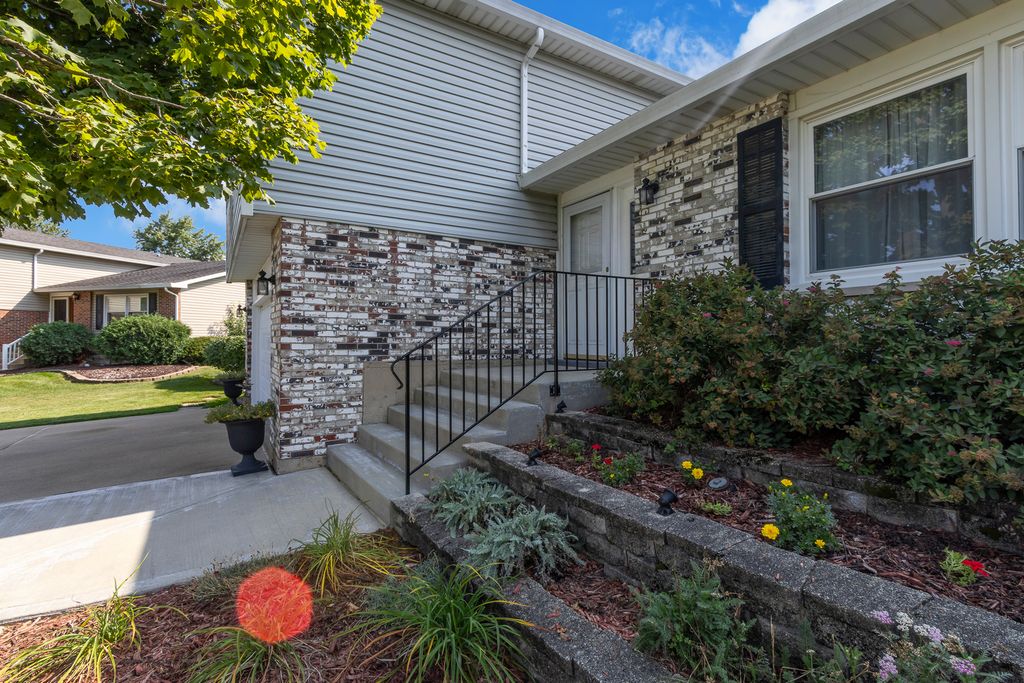 511 Heather Lane, Carol Stream, IL 60188 — photo 2
