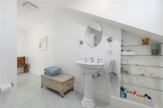 9 White Terrace, Middletown, RI 02842