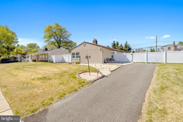 11 MIDWOOD, Levittown, PA 19054