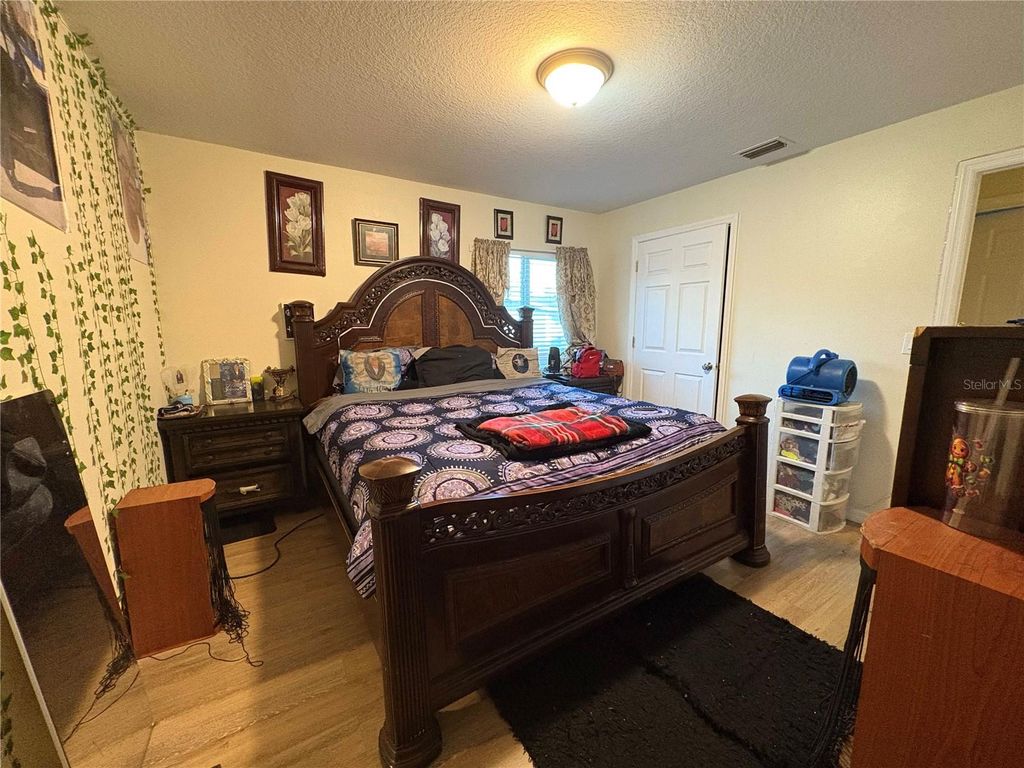 Image 7 of property listing at 4029 60TH STREET W, Bradenton, FL 34209