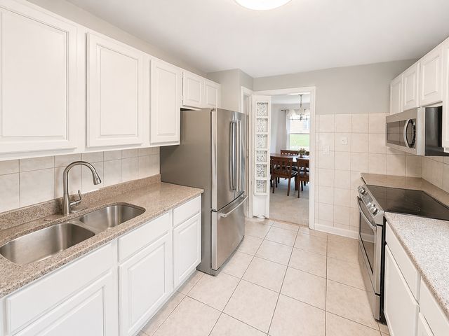 913 Flossmoor Avenue, Waukegan, IL 60085