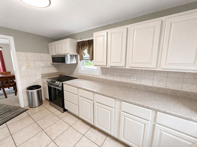 913 Flossmoor Avenue, Waukegan, IL 60085