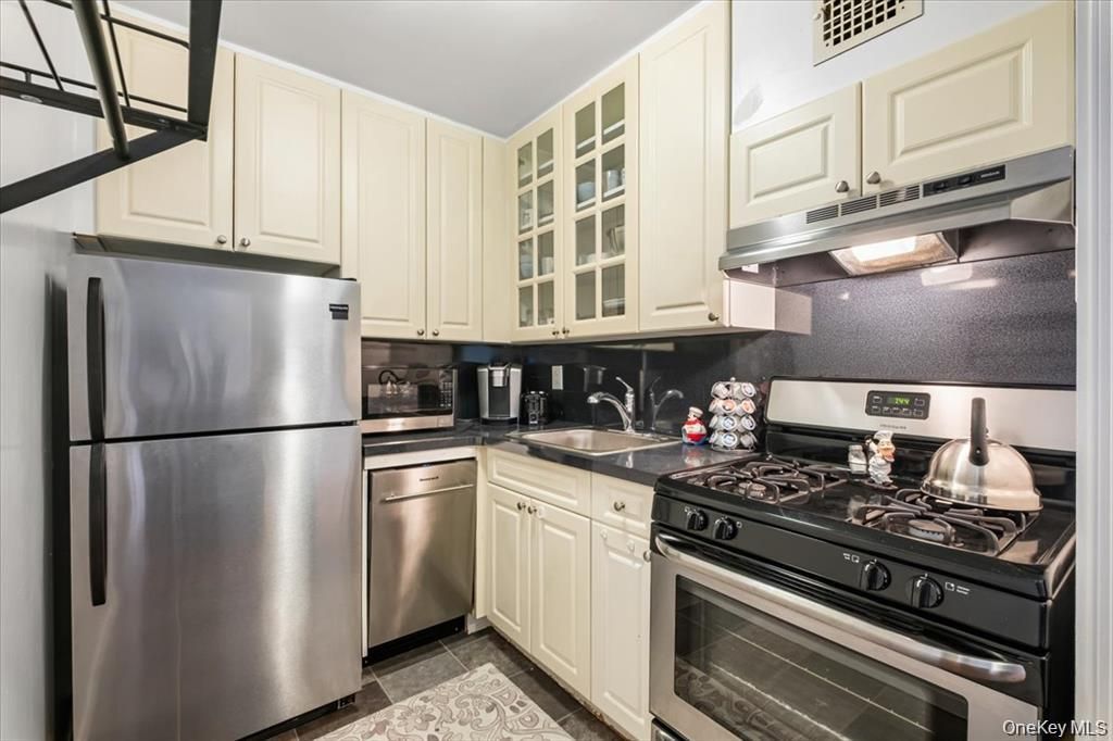 33 Barker Avenue 2J, White Plains, NY 10601