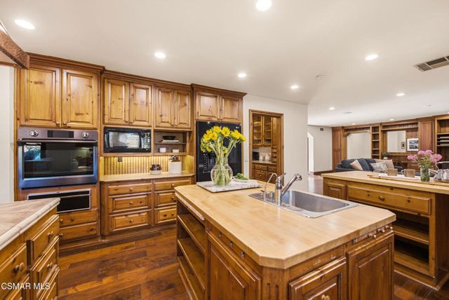 5676 Colodny Drive, Agoura Hills, CA 91301