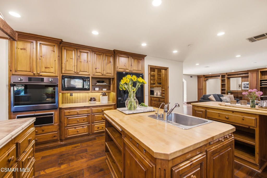 Image 39 of property listing at 5676 Colodny Drive, Agoura Hills, CA 91301