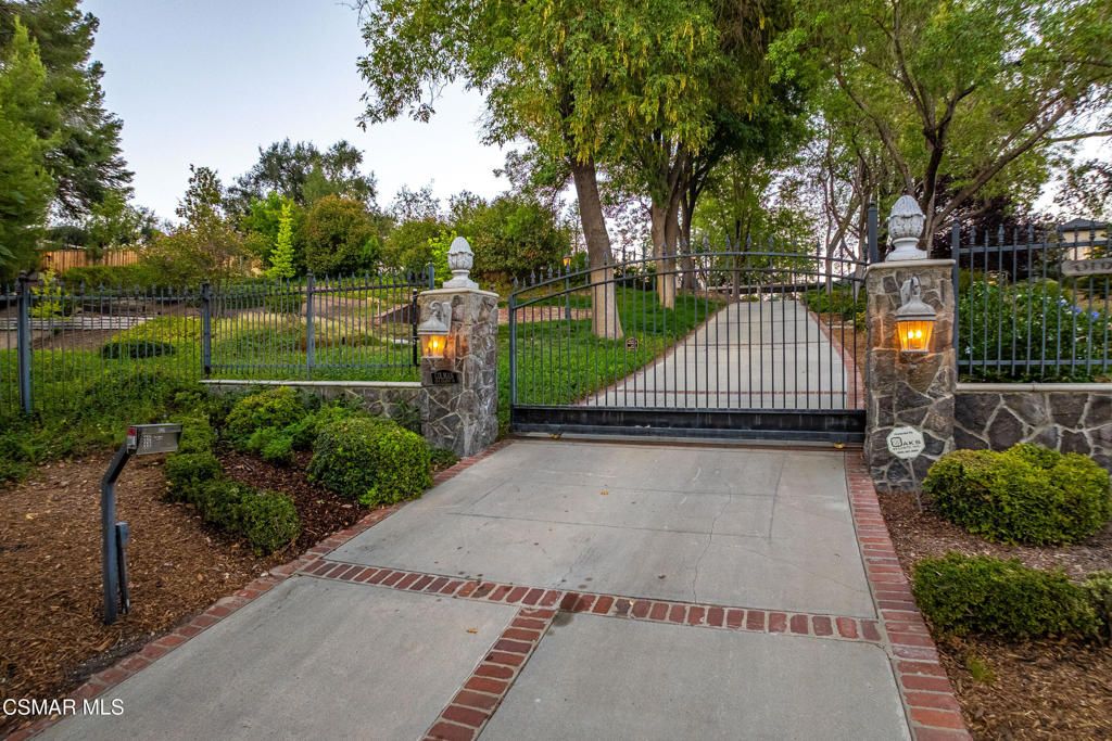Image 4 of property listing at 5676 Colodny Drive, Agoura Hills, CA 91301