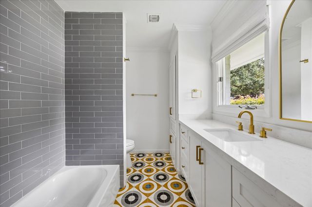 5698 Bayou Glen Road, Houston, TX 77056