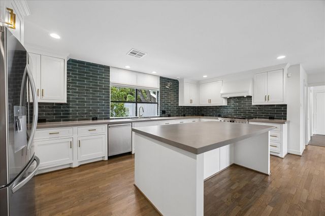 5698 Bayou Glen Road, Houston, TX 77056