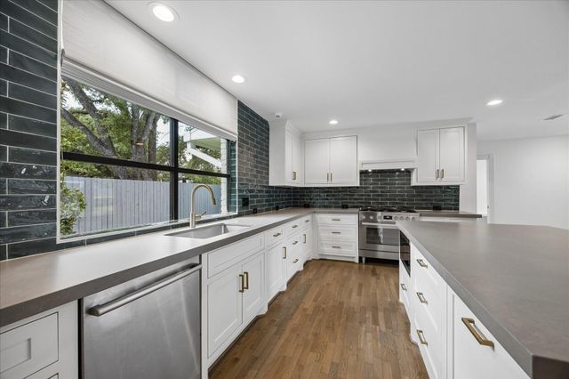 5698 Bayou Glen Road, Houston, TX 77056
