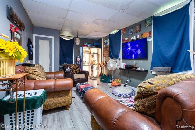 957 Park Avenue, Lincoln Park, MI 48146
