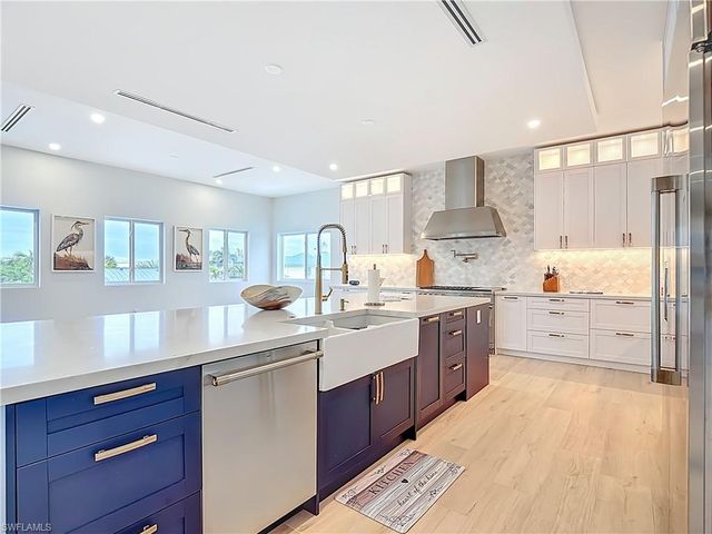 445 Madison CT, Fort Myers Beach, FL 33931