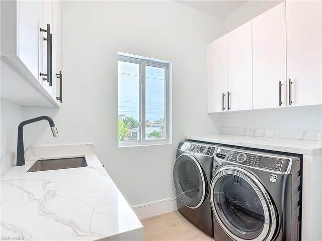 445 Madison CT, Fort Myers Beach, FL 33931