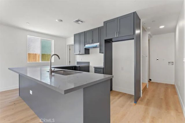 711 W 80th, Los Angeles, CA 90044
