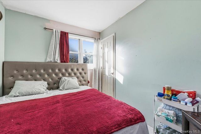 28 Hemlock Street, Central Islip, NY 11722