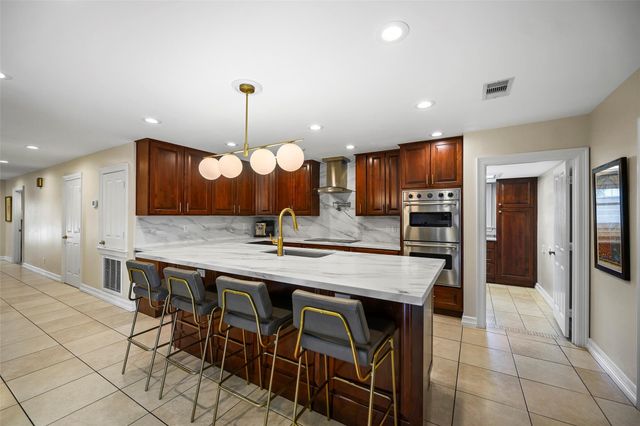 2 Cedar Lawn Drive N, Galveston, TX 77551