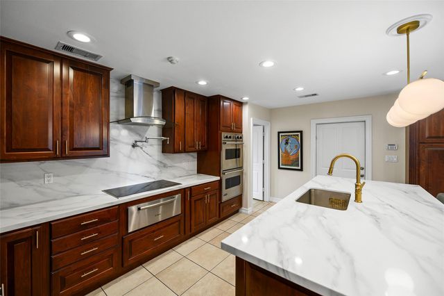 2 Cedar Lawn Drive N, Galveston, TX 77551