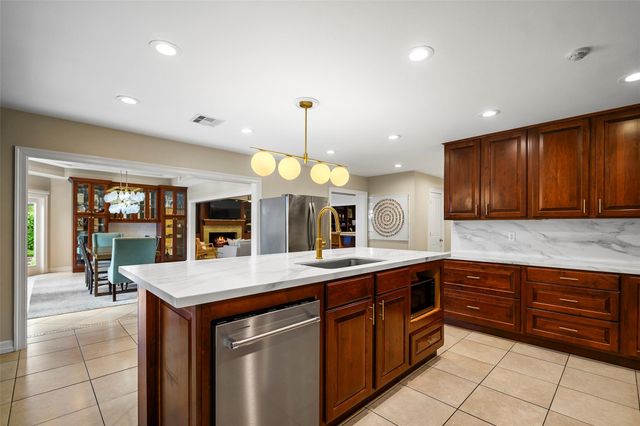 2 Cedar Lawn Drive N, Galveston, TX 77551