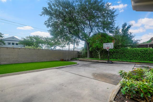 2 Cedar Lawn Drive N, Galveston, TX 77551