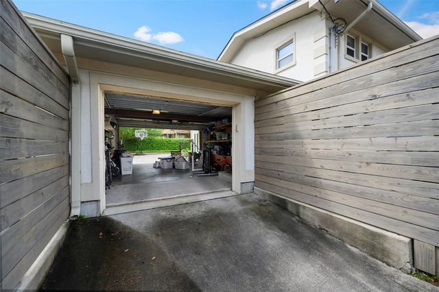 2 Cedar Lawn Drive N, Galveston, TX 77551