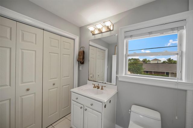 2 Cedar Lawn Drive N, Galveston, TX 77551