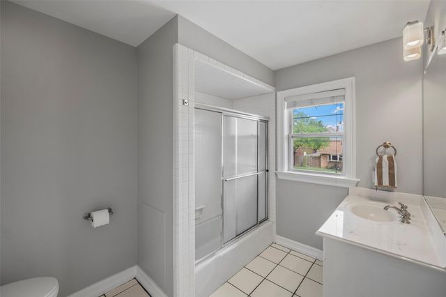 2 Cedar Lawn Drive N, Galveston, TX 77551