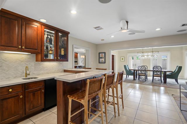 2 Cedar Lawn Drive N, Galveston, TX 77551