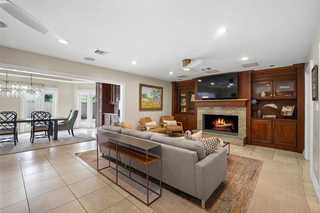 2 Cedar Lawn Drive N, Galveston, TX 77551