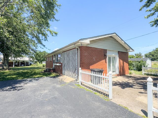 1204 Meadowlark Cir, Lafayette, TN 37083