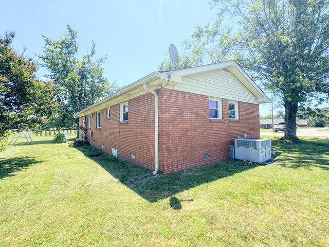 1204 Meadowlark Cir, Lafayette, TN 37083