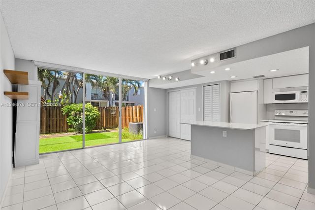 2408 NE 10th Street 122, Hallandale Beach, FL 33009