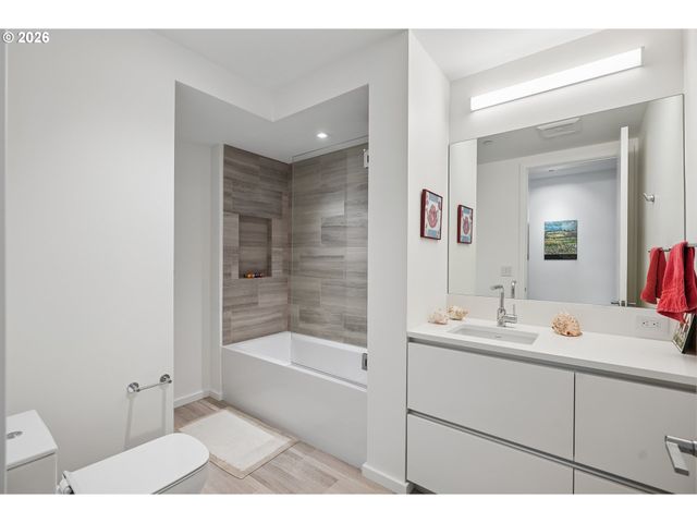 1075 Nw NORTHRUP St 515, Portland, OR 97209